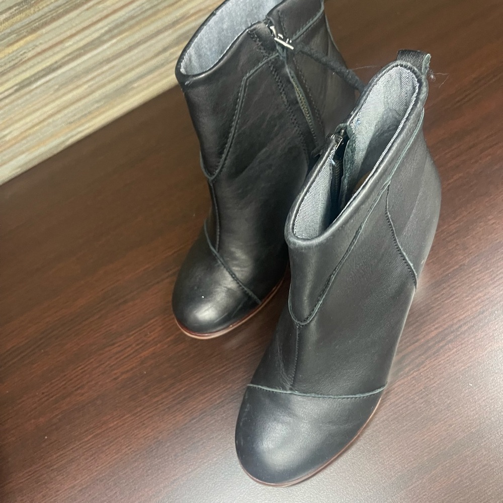👞 Tom’s booties! Size 6! Perfect for fall 🍁 - Picture 3 of 4